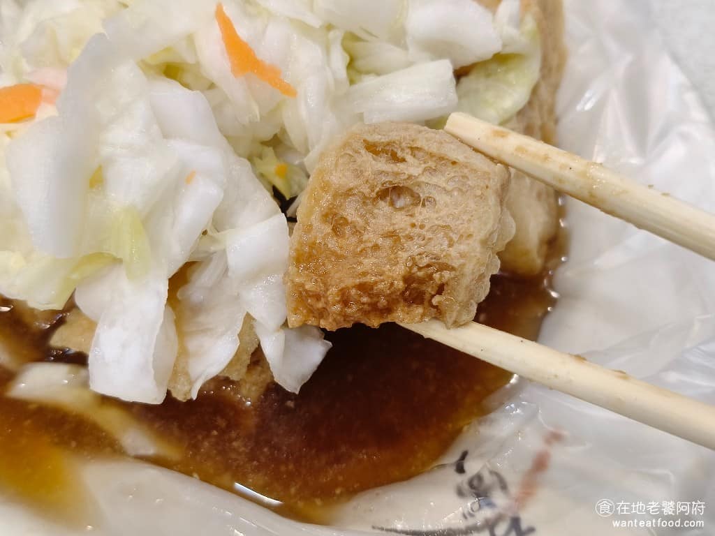 家湘涼麵 家湘涼麵菜單 家湘涼麵推薦 士林區美食 士林美食 涼麵、臭豆腐 淋上特製醬汁，醬汁的蒜味非常夠，甚至吃起來會覺得有一點嗆，但這種強烈的蒜香，反而讓臭豆腐更有味道，搭配酸甜爽脆的泡菜，口感層次很豐富。 @在地老饕阿府