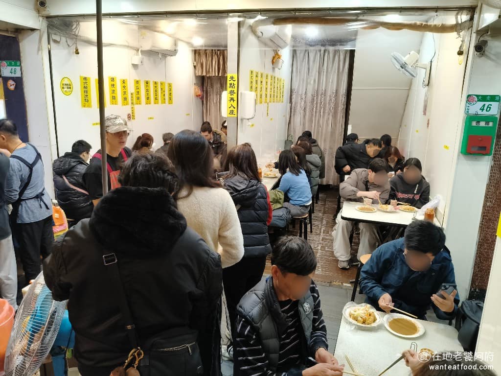 家湘涼麵 家湘涼麵菜單 家湘涼麵推薦 士林區美食 士林美食 涼麵、臭豆腐 目前士林夜市的涼麵店，主要就是《家湘涼麵》跟好朋友涼麵兩家，好朋友有米其林必比登推薦，而且是連續6年，家湘涼麵雖然沒有，但論排隊人氣，有時比好朋友更多。 @在地老饕阿府