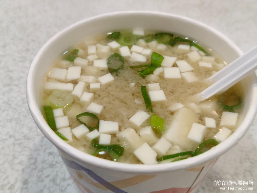 家湘涼麵 家湘涼麵菜單 家湘涼麵推薦 士林區美食 士林美食 涼麵、臭豆腐 味噌湯 一般的台式味噌湯，湯喝起來甜甜的，蠻好喝的，裡面的豆腐吃起來非常軟嫩，味噌湯的份量很小，一碗看起來小巧非常可愛。 @在地老饕阿府