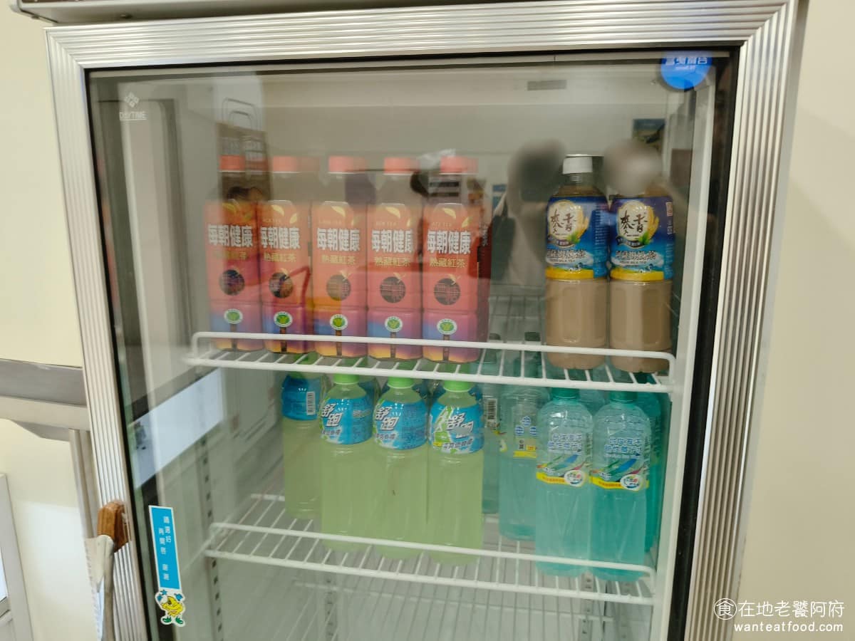 台鐵便當本舖七堵店 台鐵便當本舖七堵店菜單 台鐵便當本舖七堵店推薦 基隆市美食 店內也有販售一些簡單的飲料，提供給吃便當想要配飲料的人。 @在地老饕阿府
