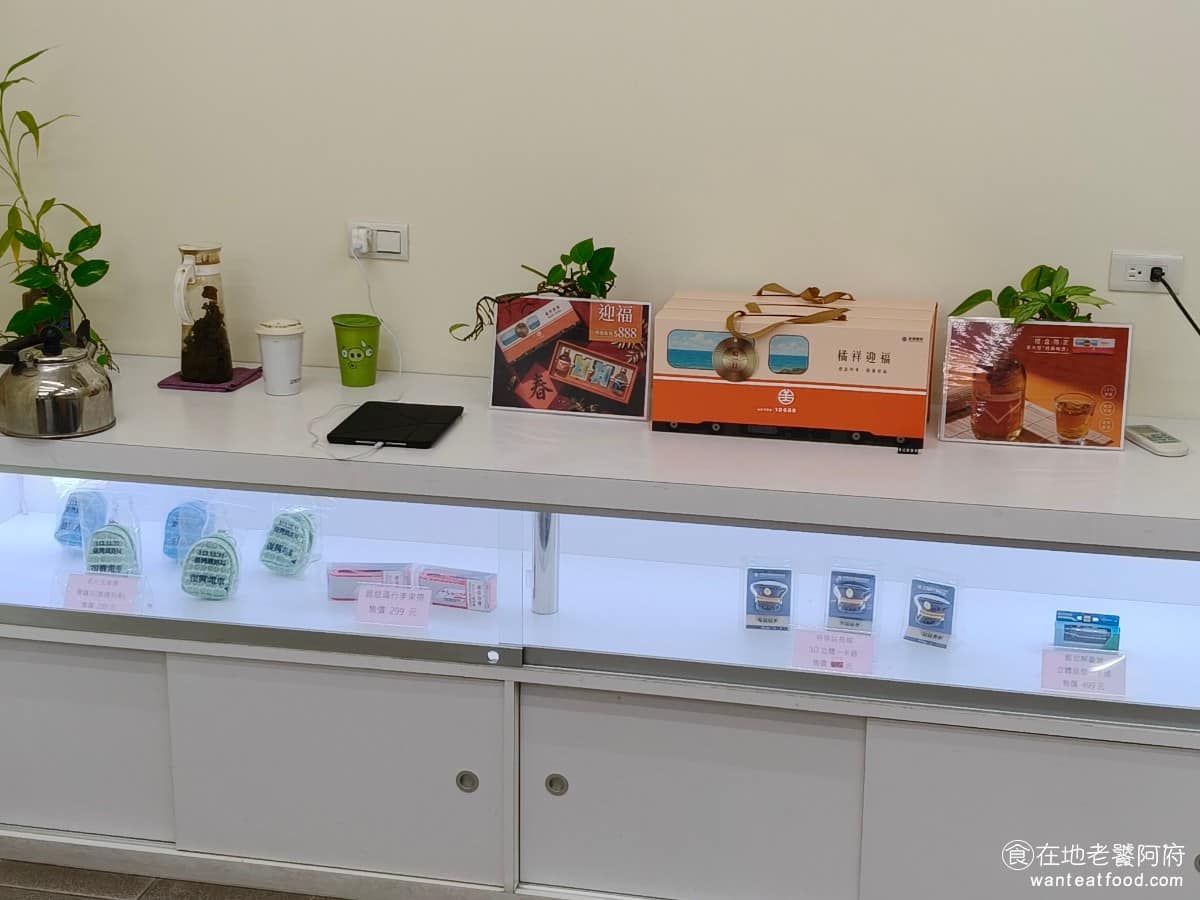 台鐵便當本舖七堵店 台鐵便當本舖七堵店菜單 台鐵便當本舖七堵店推薦 基隆市美食 除了賣便當之外，店內還會販售各種的食品禮盒，以及台鐵的商品。 @在地老饕阿府