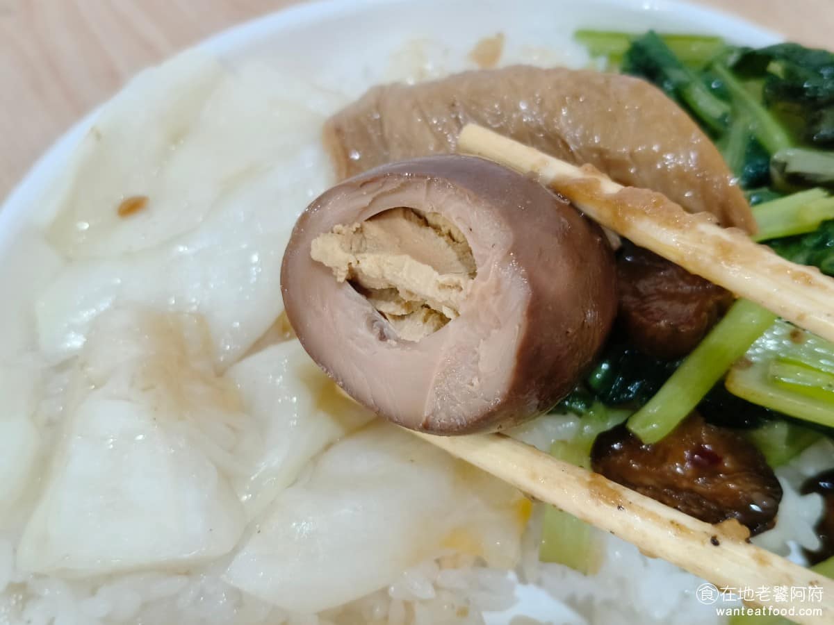 台鐵便當本舖七堵店 台鐵便當本舖七堵店菜單 台鐵便當本舖七堵店推薦 基隆市美食 滷蛋 這顆滷蛋滷得很透，鹹度也夠，蛋白吃起來QQ彈彈，不會太硬，蛋黃也沒有滷到過乾，真的很完美，配著白飯一起吃很順口。意外好吃，幾乎是一兩口就吃光。 @在地老饕阿府