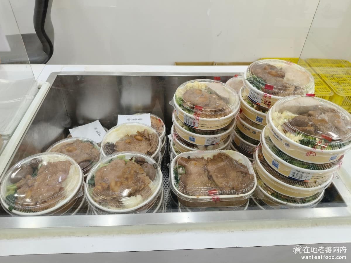 台鐵便當本舖七堵店 台鐵便當本舖七堵店菜單 台鐵便當本舖七堵店推薦 基隆市美食 走進店裡，就能看到便當擺在櫃檯旁邊，可以先看一下成品，再決定要買哪一種。 @在地老饕阿府