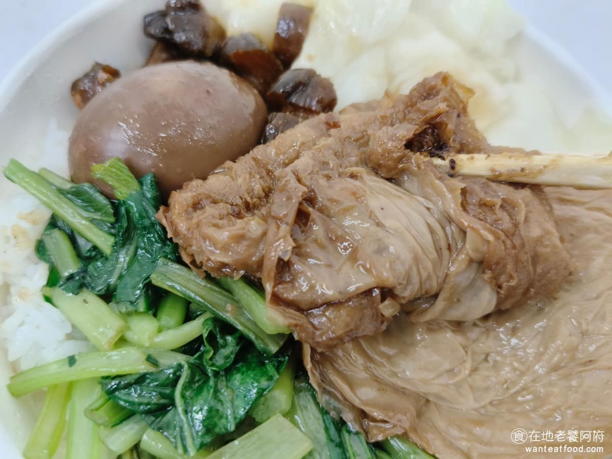 台鐵便當本舖七堵店 台鐵便當本舖七堵店菜單 台鐵便當本舖七堵店推薦 基隆市美食 老實說，個人覺得豆皮的味道，表現甚至比排骨還要突出，不油膩、調味夠、口感又好，是整個便當裡最好吃的一項配料。 @在地老饕阿府