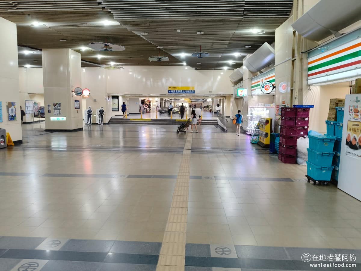 台鐵便當本舖七堵店 台鐵便當本舖七堵店菜單 台鐵便當本舖七堵店推薦 基隆市美食 《台鐵便當本舖七堵店》位在基隆市七堵區東新街2號，位置就在七堵火車站的售票大廳裡面，711旁邊走進站內很容易就能找到，搭火車或客運到七堵站下車，出站前就能順路買一個帶走。 @在地老饕阿府