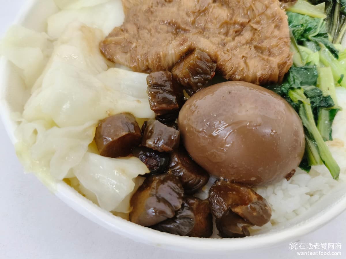 台鐵便當本舖七堵店 台鐵便當本舖七堵店菜單 台鐵便當本舖七堵店推薦 基隆市美食 配菜給的是高麗菜、青菜，跟醬瓜三種，青菜沒有煮得特別軟，吃起來口感偏硬，而且味道也偏淡，幾乎吃不出調味，跟排骨、豆皮、滷蛋的味道相比，明顯遜色許多。醬瓜的部分表現非常出色，吃起來口感微脆，鹹度非常夠，很適合用來配飯，所以醬瓜部分很快就全部吃完了。 @在地老饕阿府