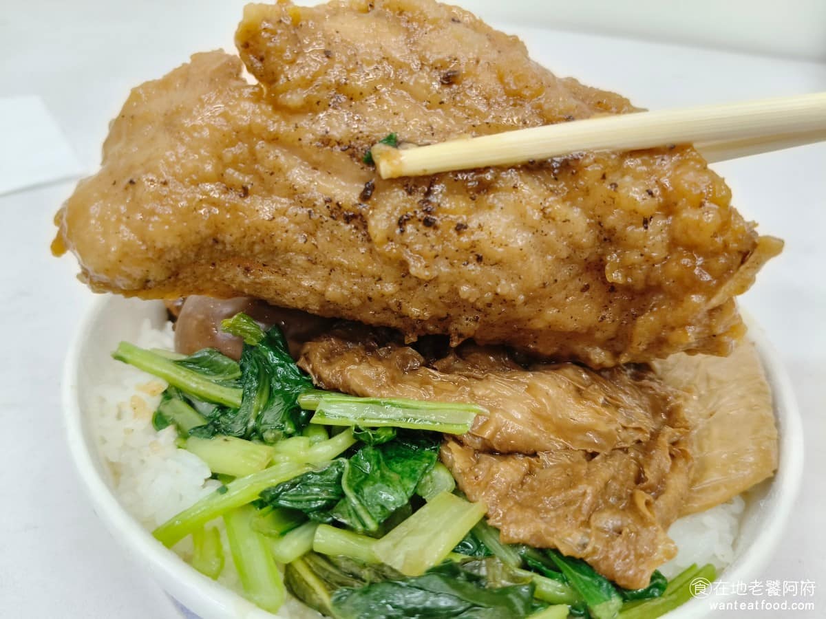 台鐵便當本舖七堵店 台鐵便當本舖七堵店菜單 台鐵便當本舖七堵店推薦 基隆市美食 完全不會有排骨那種咬起來太硬的問題，調味走清淡路線，鹹度不算重，不過因為排骨切得比較扁薄，咬下去雖然不硬，但相對也吃不太到什麼口感層次，而且調味上，其實吃不到什麼味道，真的很淡，感覺711便當的排骨，還比較有鹹香。 @在地老饕阿府