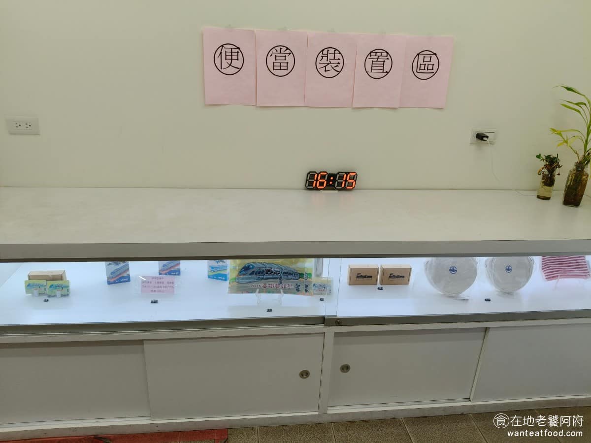 台鐵便當本舖七堵店 台鐵便當本舖七堵店菜單 台鐵便當本舖七堵店推薦 基隆市美食 現場空間不大，結帳速度有限，遇到人多的時段，還是要有排隊的心理準備，尤其是接近開賣時間，常常還沒開門，就已經有人在等了。 @在地老饕阿府