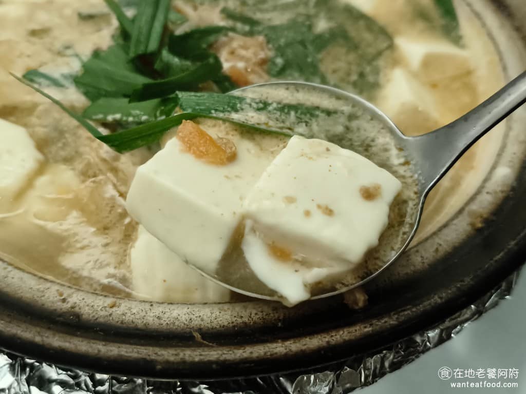 云滇忠孝店 云滇忠孝店菜單 云滇忠孝店推薦 大安區美食 大安美食 忠孝復興美食 中式料理 過橋米線 豆腐鍋口味，有一點微辣，接受度高不吃辣的人基本上都能接受，湯頭清爽，如果不想要太辣，可以把上面的辣油先挖出來再吃。 @在地老饕阿府