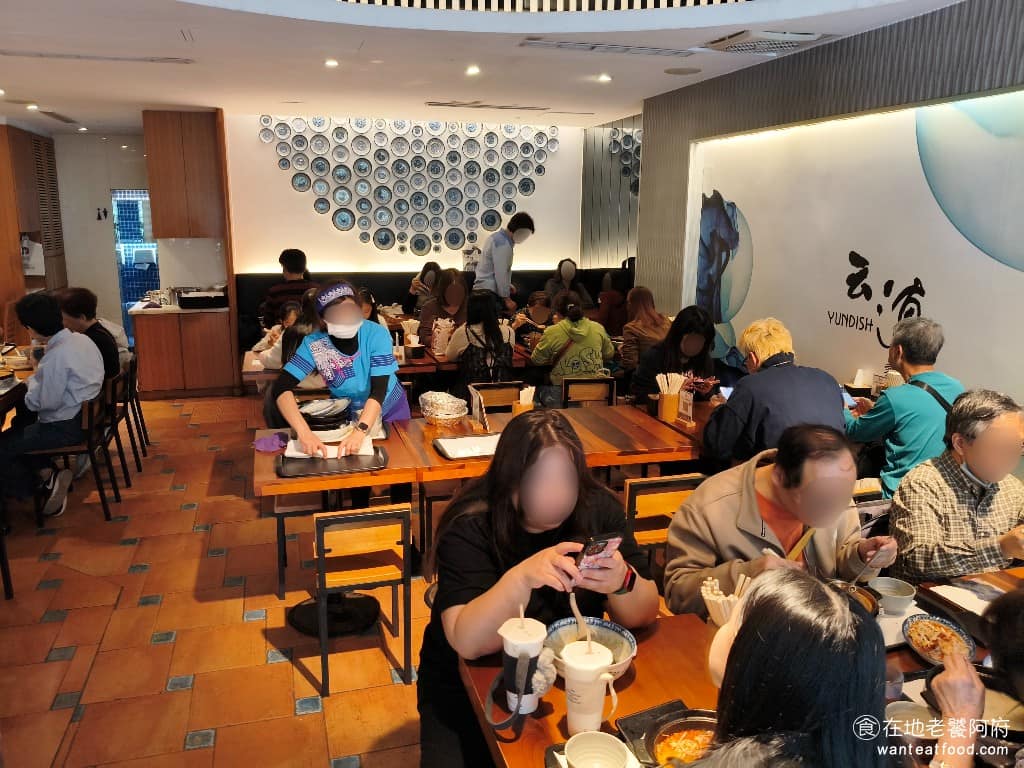 云滇忠孝店 云滇忠孝店菜單 云滇忠孝店推薦 大安區美食 大安美食 忠孝復興美食 中式料理 過橋米線 忠孝店的店內空間不算大，約有 40 個座位，裝潢走簡潔風格，以雲南雲海圖騰文化為主題，不算豪華，但有自己的特色，雖然是老店但環境都維持得很好，翻桌率高，即使排隊也不會等很久。 @在地老饕阿府