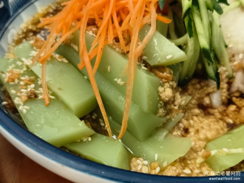 云滇忠孝店 云滇忠孝店菜單 云滇忠孝店推薦 大安區美食 大安美食 忠孝復興美食 中式料理 過橋米線 豌豆粉 用豌豆做成的涼粉，口感偏軟Q，有淡淡蔬菜味，配上紅蘿蔔絲和小黃瓜絲，增加口感層次，醬汁清爽微辣，開胃下飯，夏天吃特別適合。 @在地老饕阿府