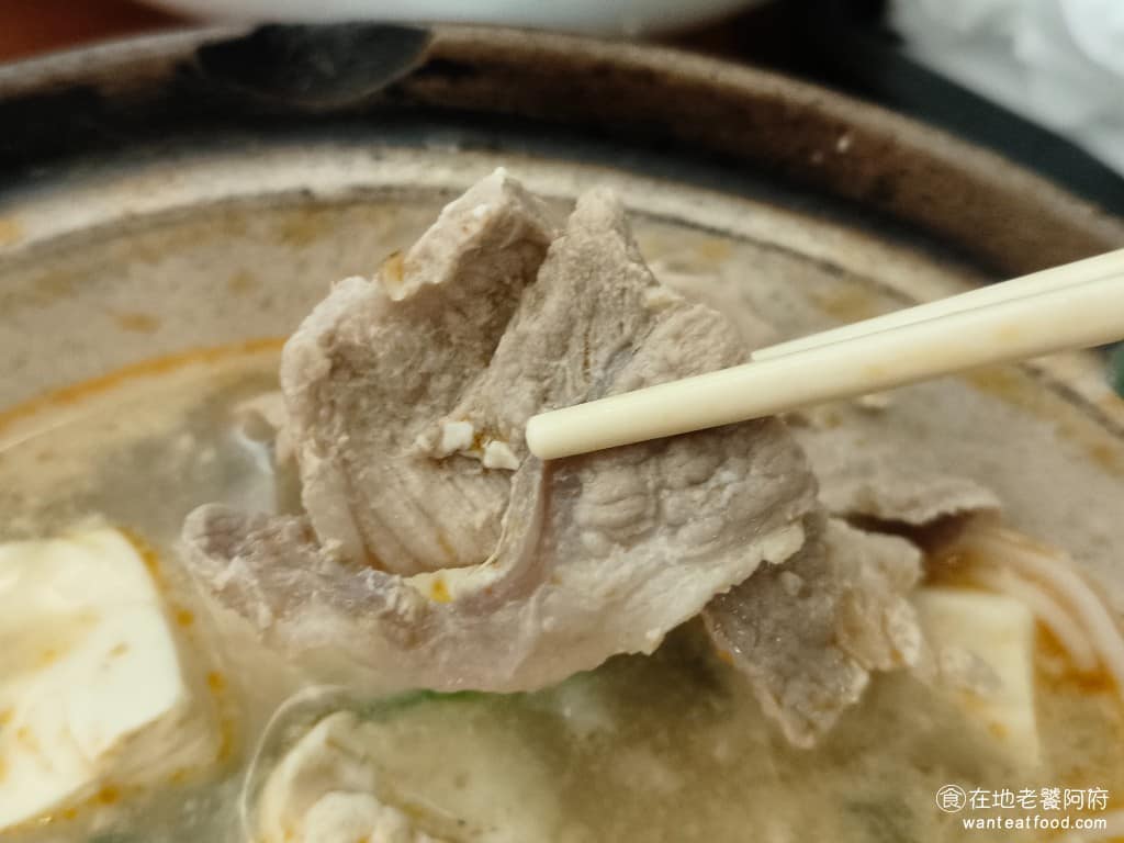 云滇忠孝店 云滇忠孝店菜單 云滇忠孝店推薦 大安區美食 大安美食 忠孝復興美食 中式料理 過橋米線 《雲滇 忠孝店》的豬肉片份量給得很多，只不過，吃起來口感特別硬，肉質比較不好，都會剩一堆豬肉片沒吃，這是每次來吃都會很困擾的地方。 @在地老饕阿府