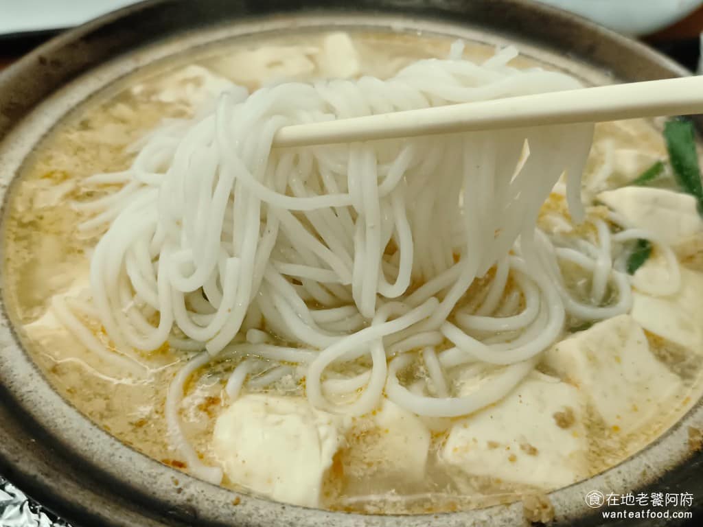 云滇忠孝店 云滇忠孝店菜單 云滇忠孝店推薦 大安區美食 大安美食 忠孝復興美食 中式料理 過橋米線 米線的口感，吃起來很像細長的米粉，煮得完全不軟爛，輕輕一咬就斷。 @在地老饕阿府