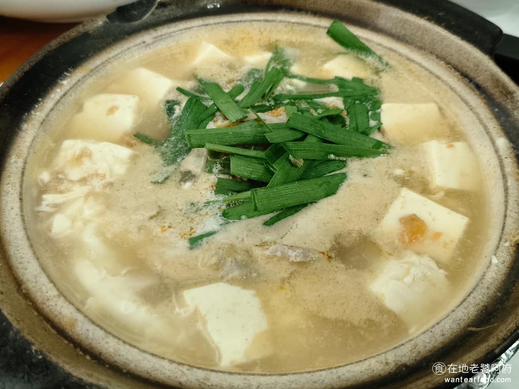 云滇忠孝店 云滇忠孝店菜單 云滇忠孝店推薦 大安區美食 大安美食 忠孝復興美食 中式料理 過橋米線 雲式豆腐鍋米線 湯底由豬骨與中藥熬煮，味道有層次，喝起來順口不膩，是很多人每次都會回頭點的選項。 @在地老饕阿府