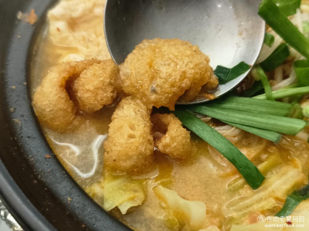 云滇忠孝店 云滇忠孝店菜單 云滇忠孝店推薦 大安區美食 大安美食 忠孝復興美食 中式料理 過橋米線 脆脆的東西，原本以為是炸麵筋，但原來是炸豬皮，吃起來口感酥脆，完全不會油膩，非常特別，也是特色餐點之一。 @在地老饕阿府