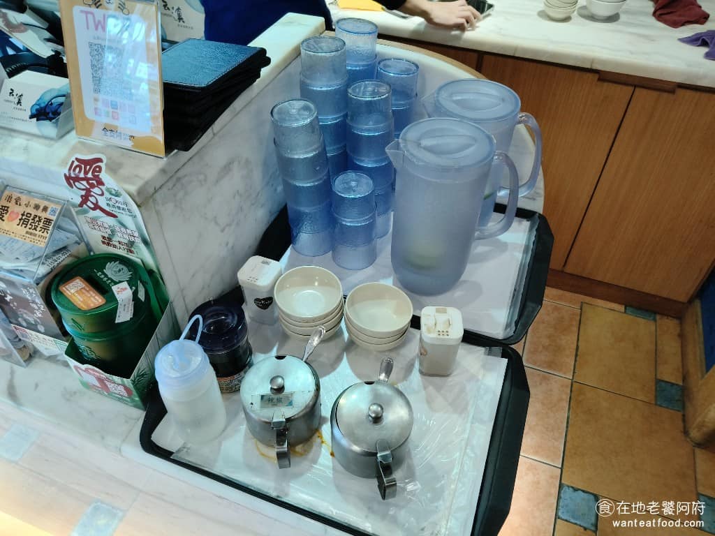 云滇忠孝店 云滇忠孝店菜單 云滇忠孝店推薦 大安區美食 大安美食 忠孝復興美食 中式料理 過橋米線 有提供飲用水和醬料，如果覺得口味太辣，可以搭配開水，或是不夠辣，可再加辣。 @在地老饕阿府