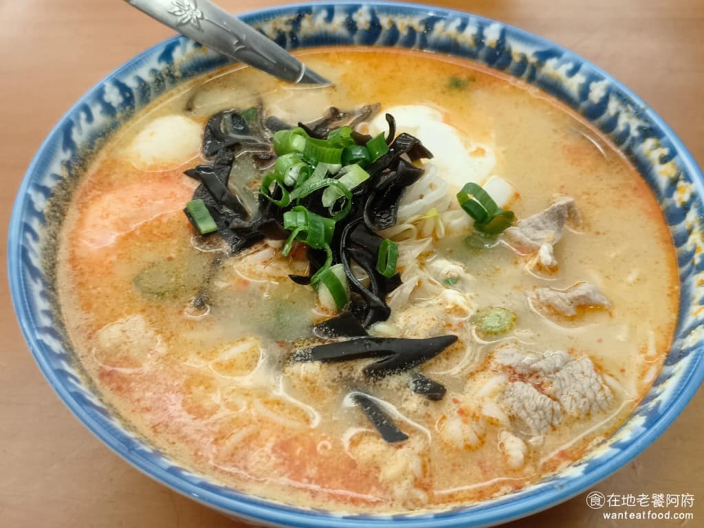 云滇忠孝店 云滇忠孝店菜單 云滇忠孝店推薦 大安區美食 大安美食 忠孝復興美食 中式料理 過橋米線 雲式酸辣海鮮 以大白菜醃漬的泡菜為基底，湯頭帶有發酵香氣和甜味，辣度不高喝起來舒服。豆皮吸飽泡菜湯汁，豬肉片有一定厚度，口感偏彈牙。 @在地老饕阿府