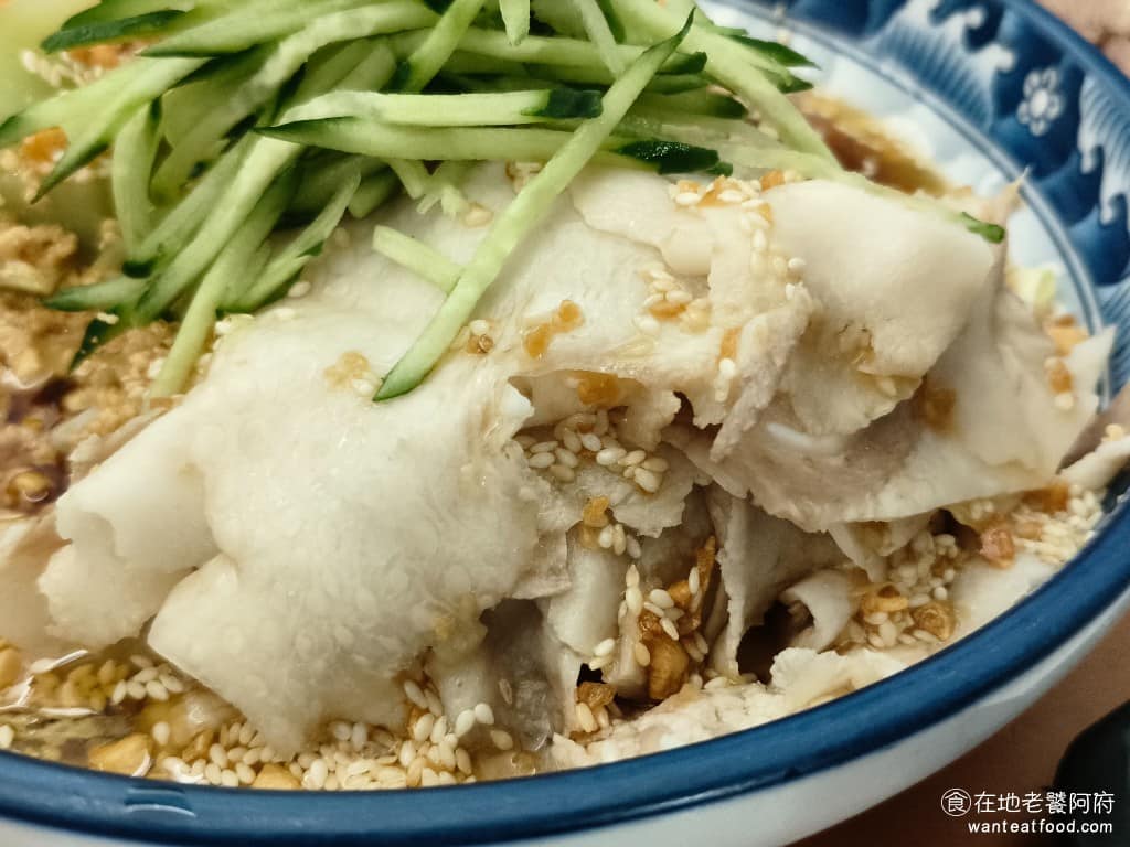 云滇忠孝店 云滇忠孝店菜單 云滇忠孝店推薦 大安區美食 大安美食 忠孝復興美食 中式料理 過橋米線 大薄片 整片都是肥肉，但吃起來口感很脆，非常有特色，是《雲滇 忠孝店》的招牌餐點之一，只不過吃多了會覺得比較油膩。 @在地老饕阿府