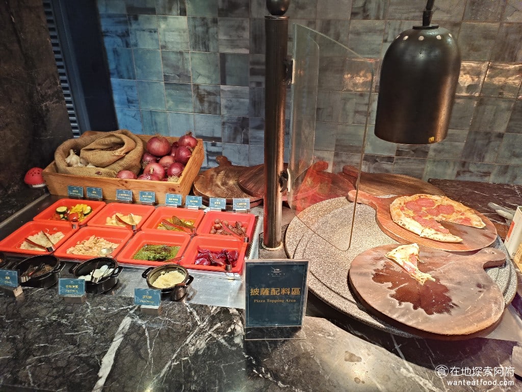 茹曦酒店 SUNNY BUFFET 茹曦酒店價格 BUFFET價格 松山美食 小巨蛋美食 雖然這裡寫著披薩配料區，但好像不是可以讓你點的。 @在地老饕阿府