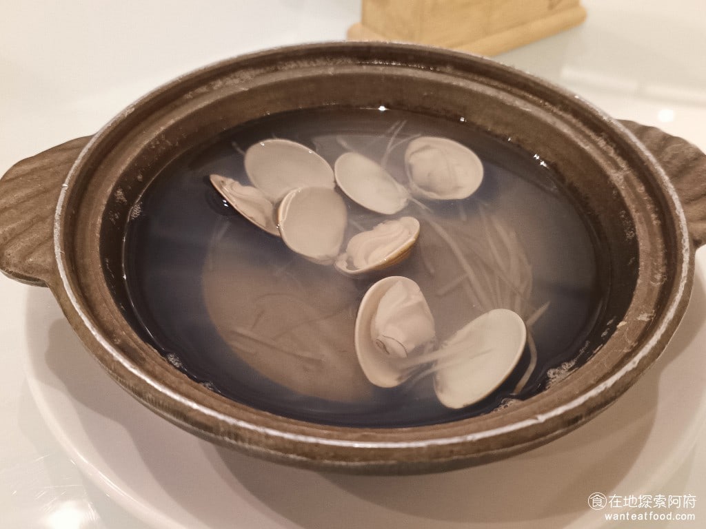 茹曦酒店 SUNNY BUFFET 茹曦酒店價格 BUFFET價格 松山美食 小巨蛋美食 蛤蠣湯 感覺薑味比較重，反而蛤蠣的味道比較淡，喝起來普普。 @在地老饕阿府