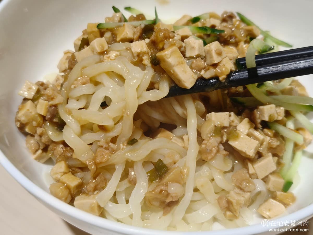 老童小吃部 老童小吃部菜單 老童小吃部推薦 大安區美食 大安美食 六張犁美食 台灣小吃 雞湯麵 滷肉飯 炸醬的調味鹹度很足夠,但味道上豆瓣的味道比較少,所以吃起來比較普通。 @在地老饕阿府