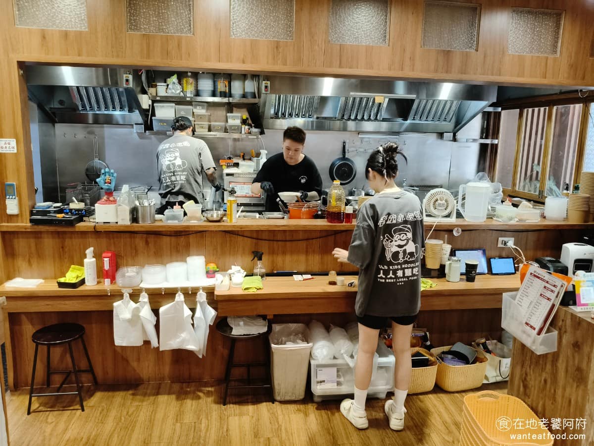 老童小吃部 老童小吃部菜單 老童小吃部推薦 大安區美食 大安美食 六張犁美食 台灣小吃 雞湯麵 滷肉飯 廚房採開放式設計,料理過程一覽無遺,從備料到出餐都看得到,吃得比較放心。店內冷氣給得很足,比傳統小吃店環境好非常多,吃完也不會滿頭大汗,這點都很值得推薦給觀光客來吃。 @在地老饕阿府
