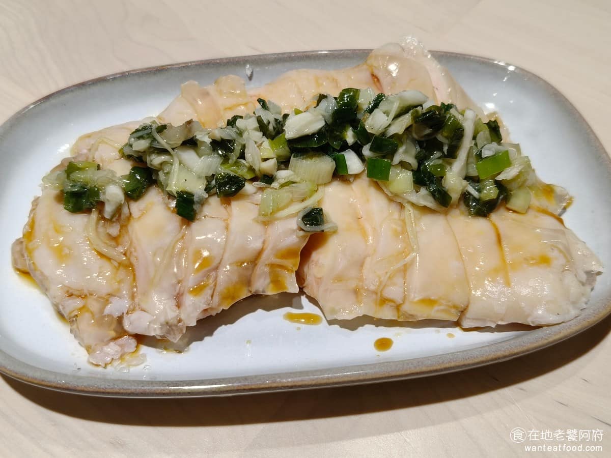 老童小吃部 老童小吃部菜單 老童小吃部推薦 大安區美食 大安美食 六張犁美食 台灣小吃 雞湯麵 滷肉飯 蔥油雞 用的是雞腿肉,上面放很多蔥油,蔥的部分就是蔥油拌麵裡那種油蔥,所以鹹度很夠。 @在地老饕阿府