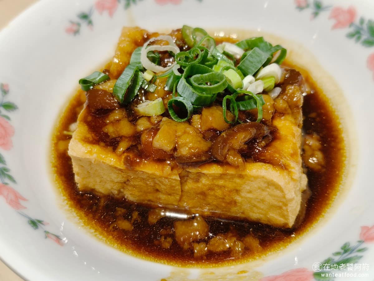 老童小吃部 老童小吃部菜單 老童小吃部推薦 大安區美食 大安美食 六張犁美食 台灣小吃 雞湯麵 滷肉飯 油豆腐 用的是板豆腐,吃起來口感偏硬,旁邊搭配的醬油膏非常夠味。 @在地老饕阿府