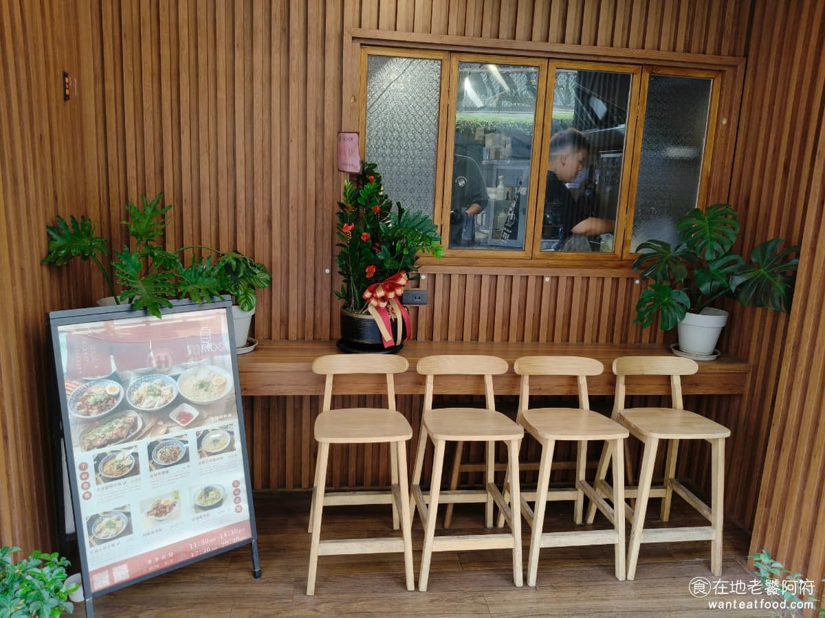 老童小吃部 老童小吃部菜單 老童小吃部推薦 大安區美食 大安美食 六張犁美食 台灣小吃 雞湯麵 滷肉飯 《老童小吃部》最早是 2023年在台北承德路一帶開幕,主打把家常麵食做得精緻一點,價格親民附近居民幾乎天天都能吃,當時店面就常常大排長龍。後來因為房東不續租,老童被迫搬家,輾轉搬到大安區安居街,也就是現在的地址。雖然中間經歷搬遷,但老味道和品質沒有變,搬到新址後人氣依然很旺。 @在地老饕阿府