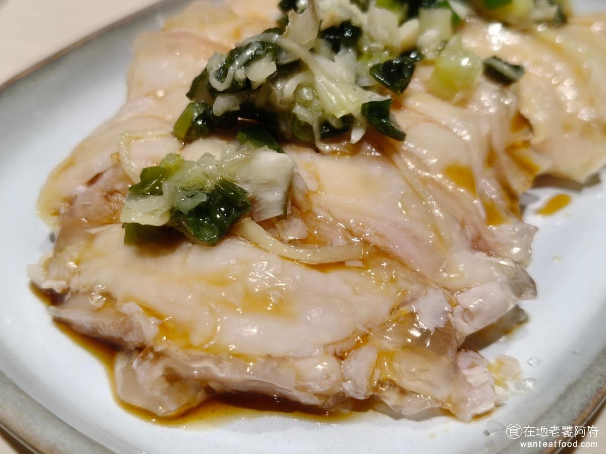 老童小吃部 老童小吃部菜單 老童小吃部推薦 大安區美食 大安美食 六張犁美食 台灣小吃 雞湯麵 滷肉飯 雞腿肉軟嫩,雞皮也Q彈,雞肉也新鮮,整體表現很有水準。 @在地老饕阿府