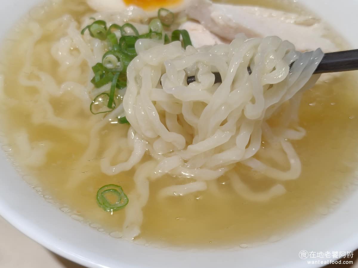 老童小吃部 老童小吃部菜單 老童小吃部推薦 大安區美食 大安美食 六張犁美食 台灣小吃 雞湯麵 滷肉飯 麵條用的是拉麵,味道跟口感都還行,吃起來很有嚼勁,整體簡單,但很吸引人,值得點。 @在地老饕阿府