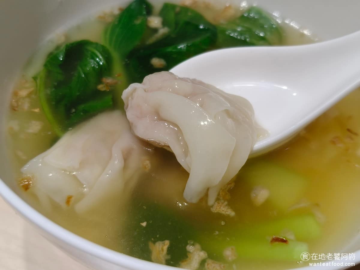 老童小吃部 老童小吃部菜單 老童小吃部推薦 大安區美食 大安美食 六張犁美食 台灣小吃 雞湯麵 滷肉飯 餛飩外皮滑嫩,肉餡夠味,湯頭有放油蔥酥,整碗味道偏鹹,如果淡一點,會比較清爽,畢竟主餐已經偏鹹了。 @在地老饕阿府