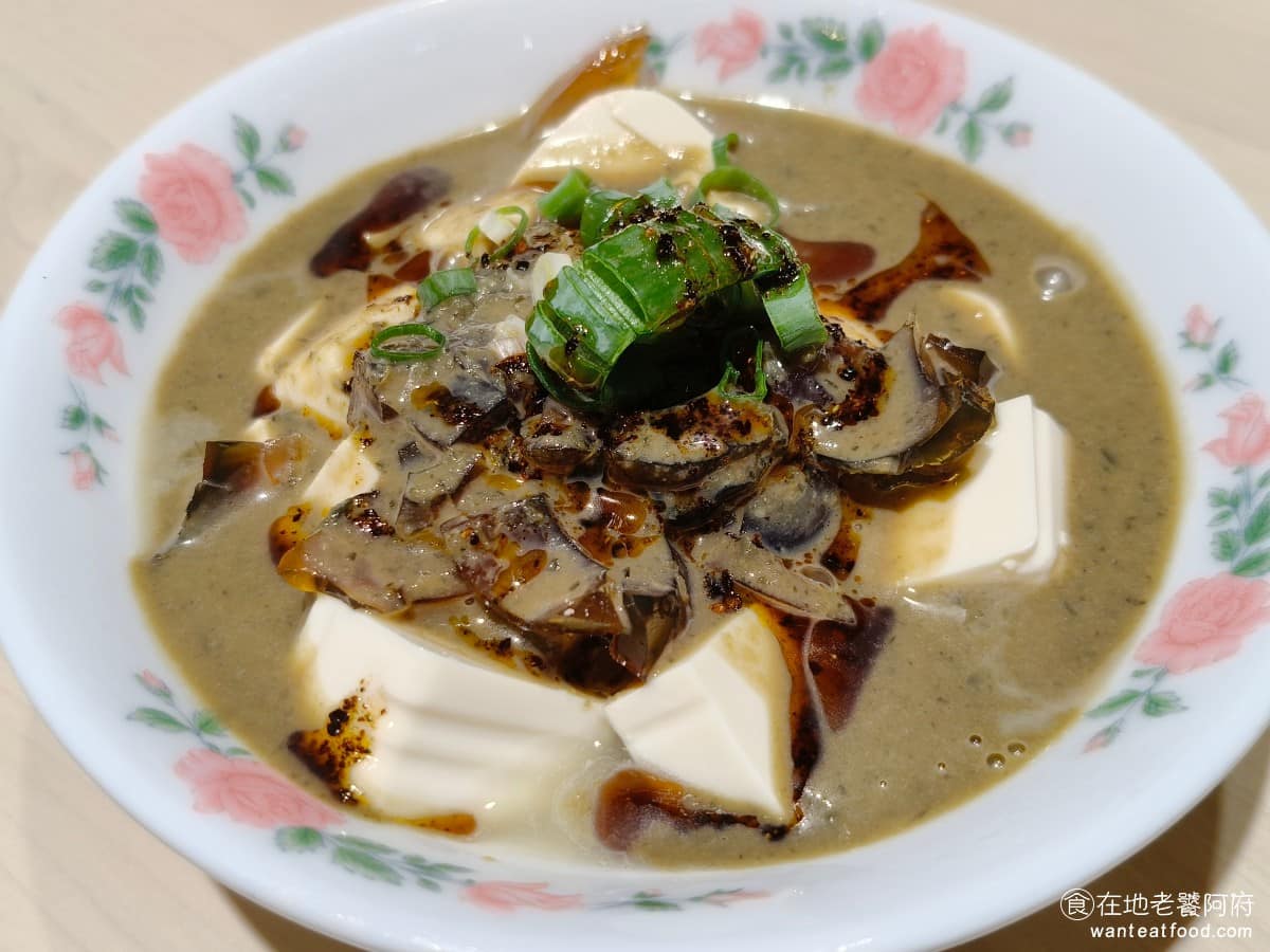 老童小吃部 老童小吃部菜單 老童小吃部推薦 大安區美食 大安美食 六張犁美食 台灣小吃 雞湯麵 滷肉飯 皮蛋豆腐 有加麻醬,吃起來蠻特別的,但個人還是偏好傳統做法。 @在地老饕阿府