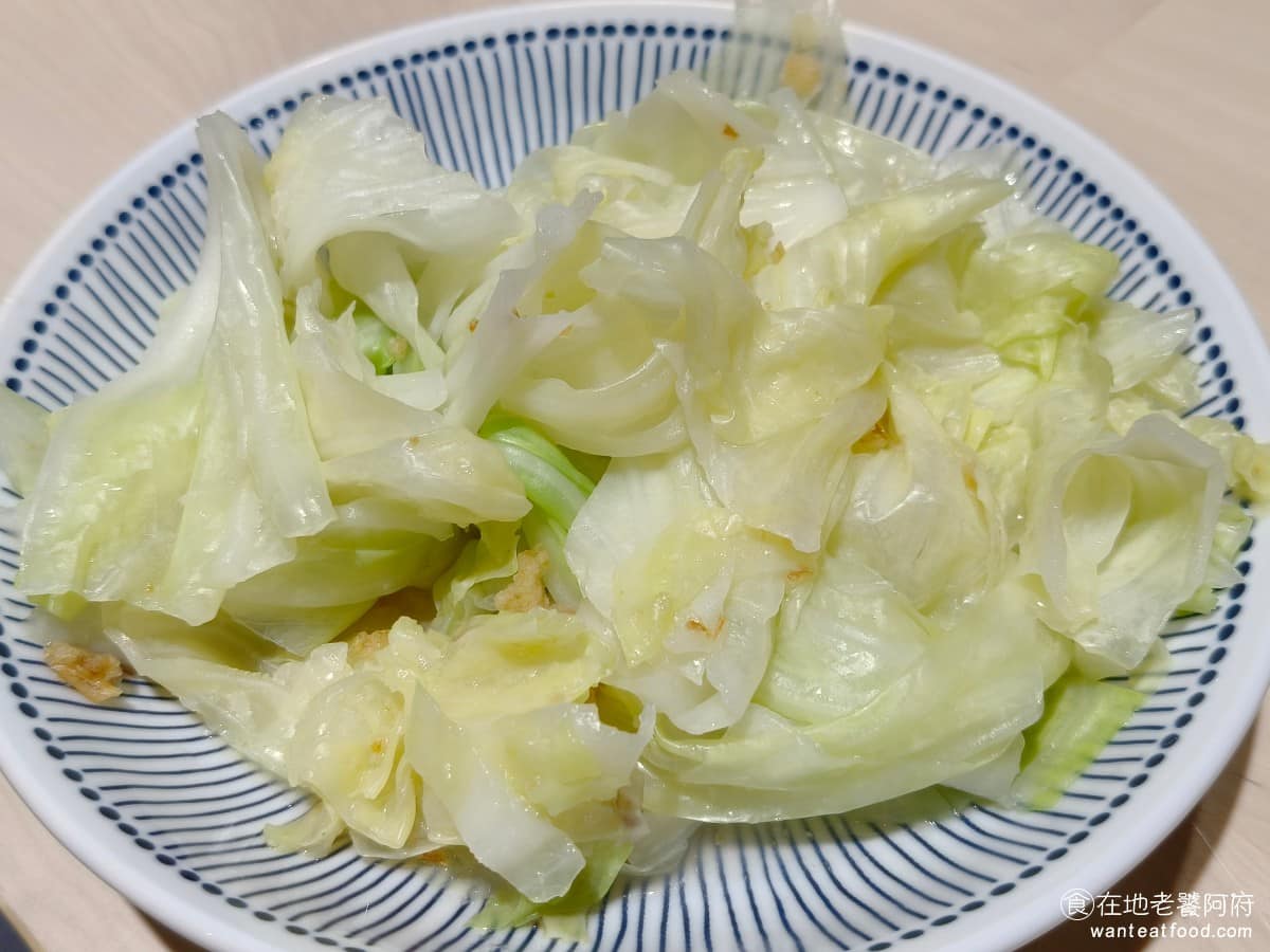 老童小吃部 老童小吃部菜單 老童小吃部推薦 大安區美食 大安美食 六張犁美食 台灣小吃 雞湯麵 滷肉飯 季節燙青菜 燙高麗菜裡加了非常多大蒜,吃起來清爽,同時又能吃到很香的蒜味,整體味道還不錯。 @在地老饕阿府