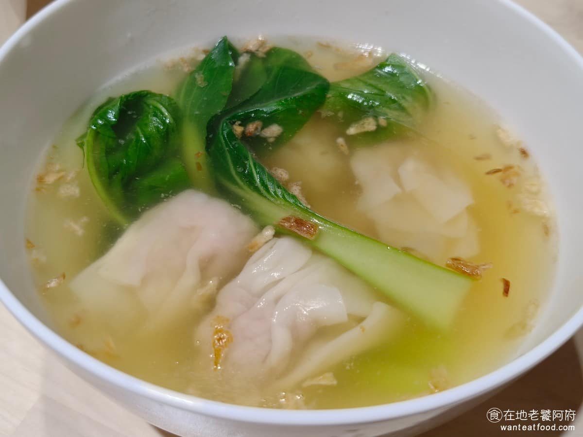 老童小吃部 老童小吃部菜單 老童小吃部推薦 大安區美食 大安美食 六張犁美食 台灣小吃 雞湯麵 滷肉飯 小餛飩湯 湯頭帶有豆皮的味道,喝起來有點奇怪,但裡面餛飩給得很多,味道整體還不錯。 @在地老饕阿府