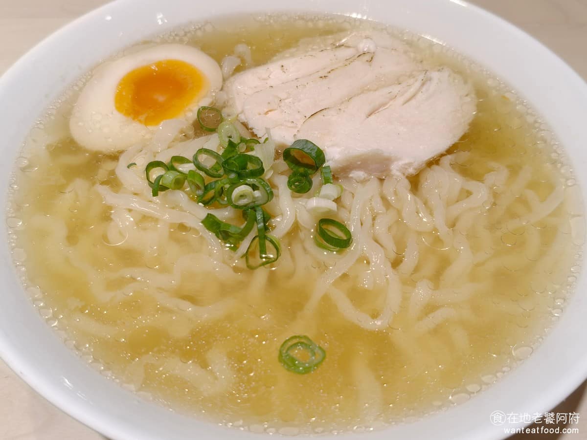 老童小吃部 老童小吃部菜單 老童小吃部推薦 大安區美食 大安美食 六張犁美食 台灣小吃 雞湯麵 滷肉飯 會想念的雞湯麵 這碗是店裡的招牌之一,很多人都點,湯頭鹹度非常夠,算重口味的雞湯麵,但雞湯本身的味道比較淡,裡面拉麵口感Q彈。 @在地老饕阿府