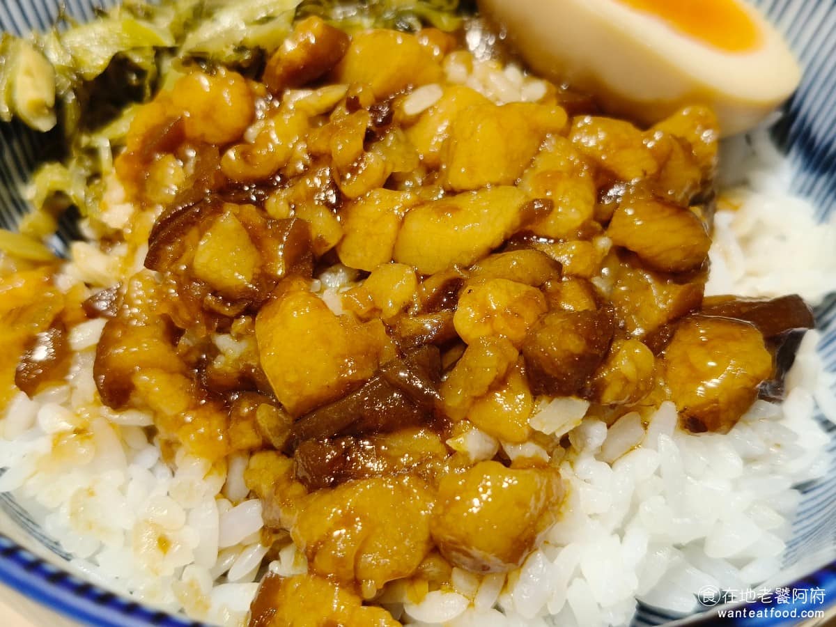 老童小吃部 老童小吃部菜單 老童小吃部推薦 大安區美食 大安美食 六張犁美食 台灣小吃 雞湯麵 滷肉飯 但不算我個人喜歡的類型,個人還是偏好滷到Q彈、晶瑩剔透那種口感的滷肉飯,這碗就相對肥肉感太重。 @在地老饕阿府