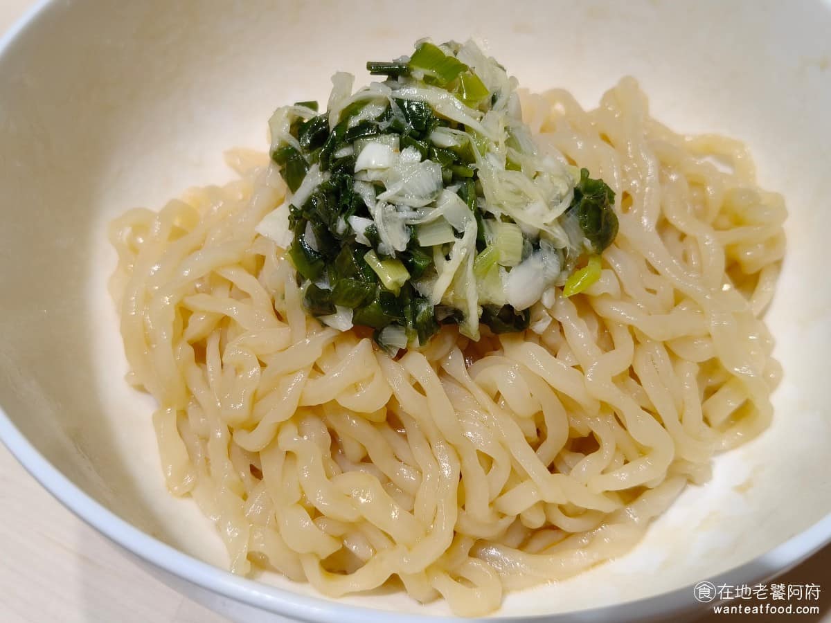 老童小吃部 老童小吃部菜單 老童小吃部推薦 大安區美食 大安美食 六張犁美食 台灣小吃 雞湯麵 滷肉飯 蔥油拌麵 這個我超級推薦,裡面有蔥還有滿滿的薑,蔥香味非常夠,薑的味道不會下得太重,醬汁鹹度也很夠,整體走重口味路線,蔥油吃起來也不會覺得油膩,味道真的棒,但因為偏鹹,建議要配個湯。 @在地老饕阿府