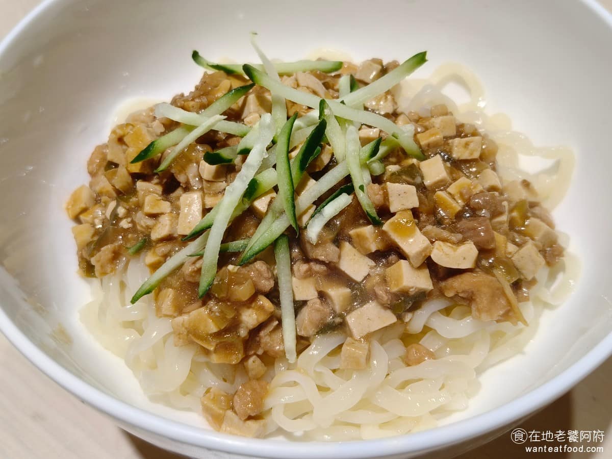老童小吃部 老童小吃部菜單 老童小吃部推薦 大安區美食 大安美食 六張犁美食 台灣小吃 雞湯麵 滷肉飯 眷村炸醬麵 這裡面麵條用的都是拉麵,雖然味道以及口感都還行,吃起來很有嚼勁,只不過會少了傳統的味道。 @在地老饕阿府