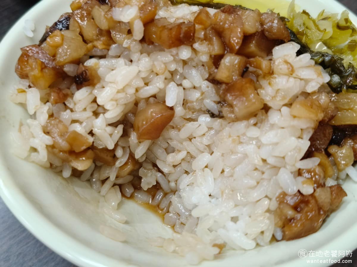 建弘雞肉飯松隆路 建弘雞肉飯松隆路菜單 建弘雞肉飯松隆路推薦 信義區美食 信義美食 市政府美食 滷肉幾乎都是肥肉，但因為滷得很久，所以吃起來肉口感Q彈，大有一些豬皮，吃起來也不會太油膩。最大特色是調味非常鹹重，口味的人會非常喜歡。底部也有滿滿的滷汁，配在一起吃，口感非常濕潤。 @在地老饕阿府