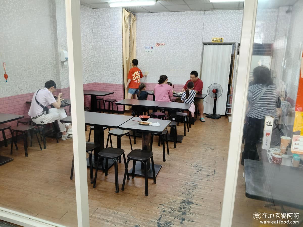建弘雞肉飯松隆路 建弘雞肉飯松隆路菜單 建弘雞肉飯松隆路推薦 信義區美食 信義美食 市政府美食 店內座位以木質長板凳跟木桌為主，帶點懷舊街邊小吃攤的氛圍，老闆娘服務態度非常親切，這點非常加分。 @在地老饕阿府