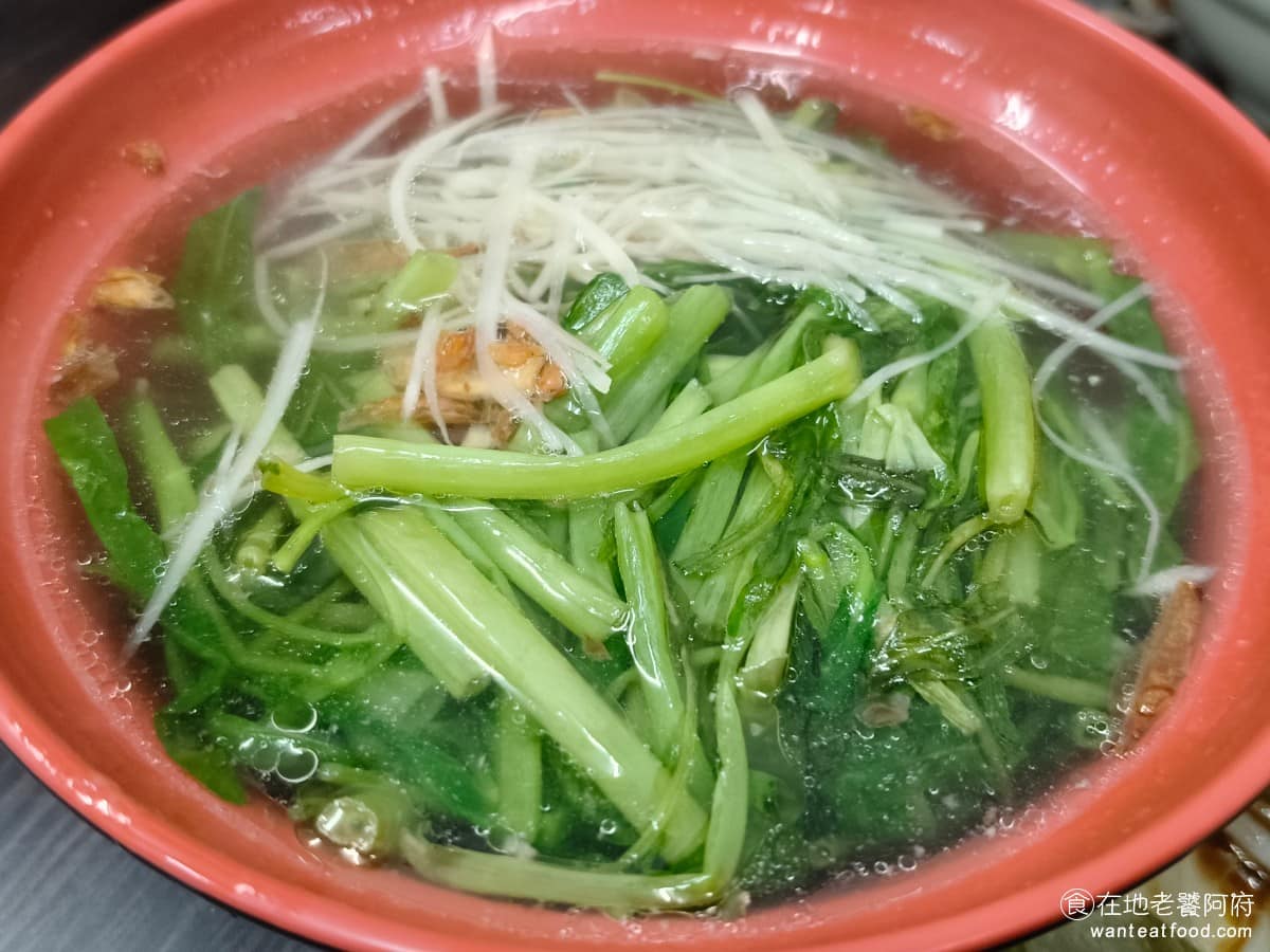 建弘雞肉飯松隆路 建弘雞肉飯松隆路菜單 建弘雞肉飯松隆路推薦 信義區美食 信義美食 市政府美食 青菜湯 湯裡薑絲給得多，喝起來意外地鮮，比預期的好喝，青菜份量也給得大方，是 CP 值很高的一道配湯。 @在地老饕阿府