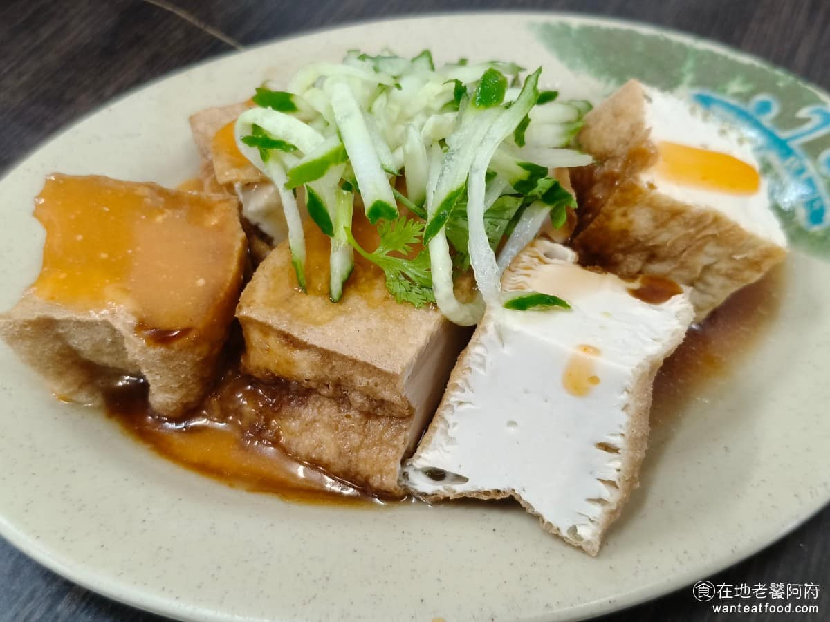 建弘雞肉飯松隆路 建弘雞肉飯松隆路菜單 建弘雞肉飯松隆路推薦 信義區美食 信義美食 市政府美食 油豆腐 味道清淡，吸附醬汁後，比較有味道，是價格實惠的小菜，有加一點小黃瓜絲，吃起來清爽。 @在地老饕阿府
