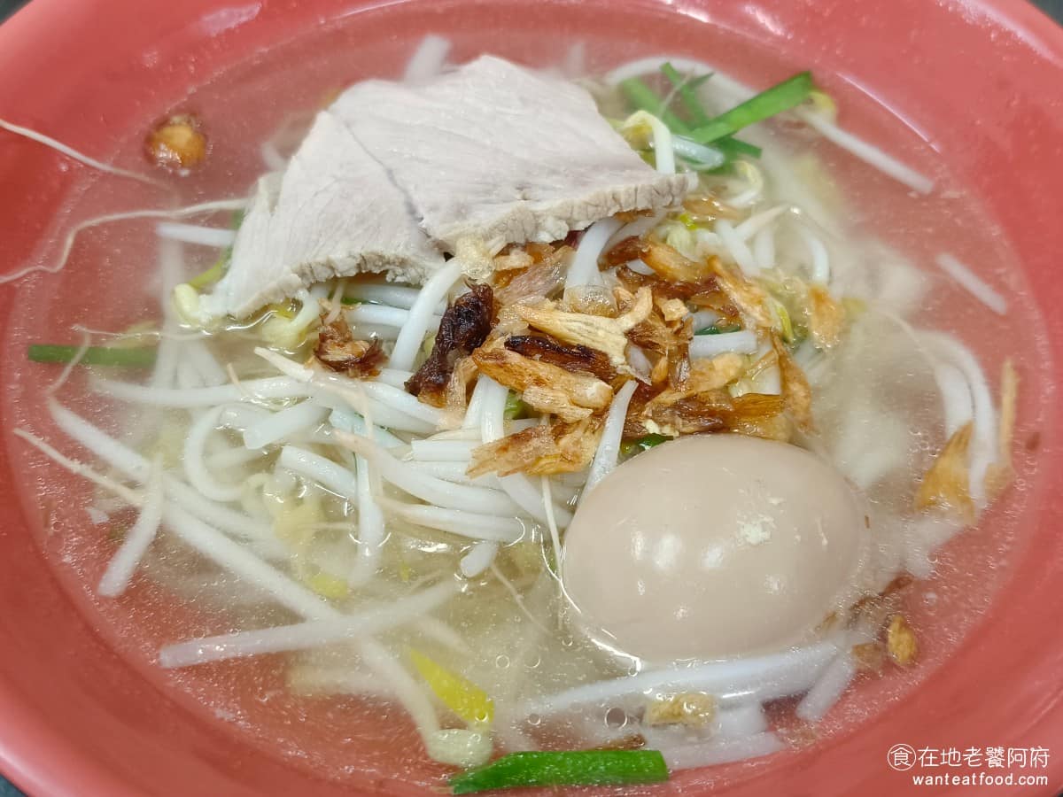建弘雞肉飯松隆路 建弘雞肉飯松隆路菜單 建弘雞肉飯松隆路推薦 信義區美食 信義美食 市政府美食 招牌板條 也是一樣湯頭，就是一般的切仔麵，搭配油蔥酥，只是裡面的麵換成的是冬粉。 @在地老饕阿府