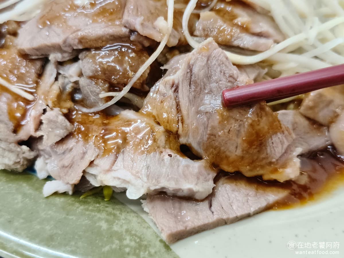 建弘雞肉飯松隆路 建弘雞肉飯松隆路菜單 建弘雞肉飯松隆路推薦 信義區美食 信義美食 市政府美食 搭配的醬油膏和薑絲一起吃，整體表現還可以，唯一的缺點是某些部位的肉質是黑的，是比較不好的部位。 @在地老饕阿府