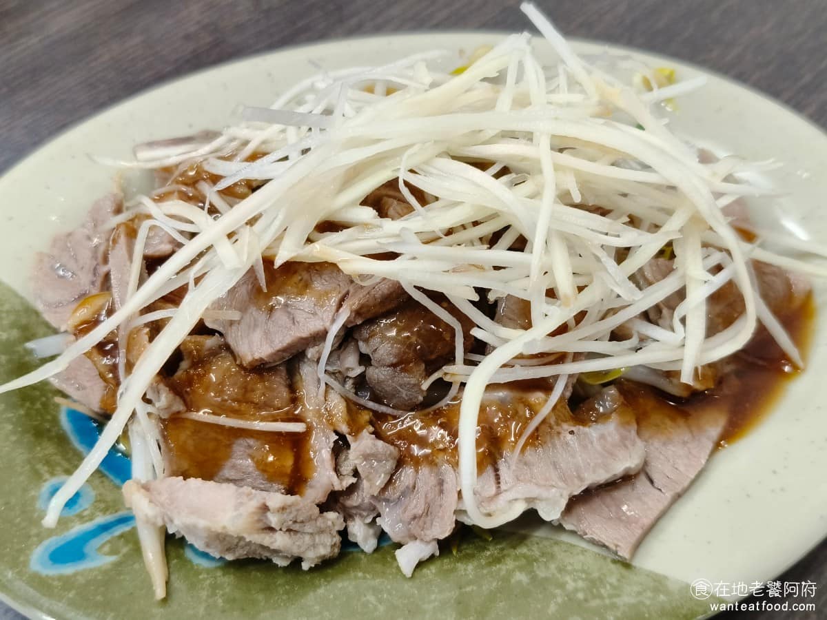 建弘雞肉飯松隆路 建弘雞肉飯松隆路菜單 建弘雞肉飯松隆路推薦 信義區美食 信義美食 市政府美食 嘴邊肉 份量給得蠻多的，CP 值很高，肉質本身口感不算特別軟，但因為切得很薄，所以吃起來不會覺得太硬。 @在地老饕阿府