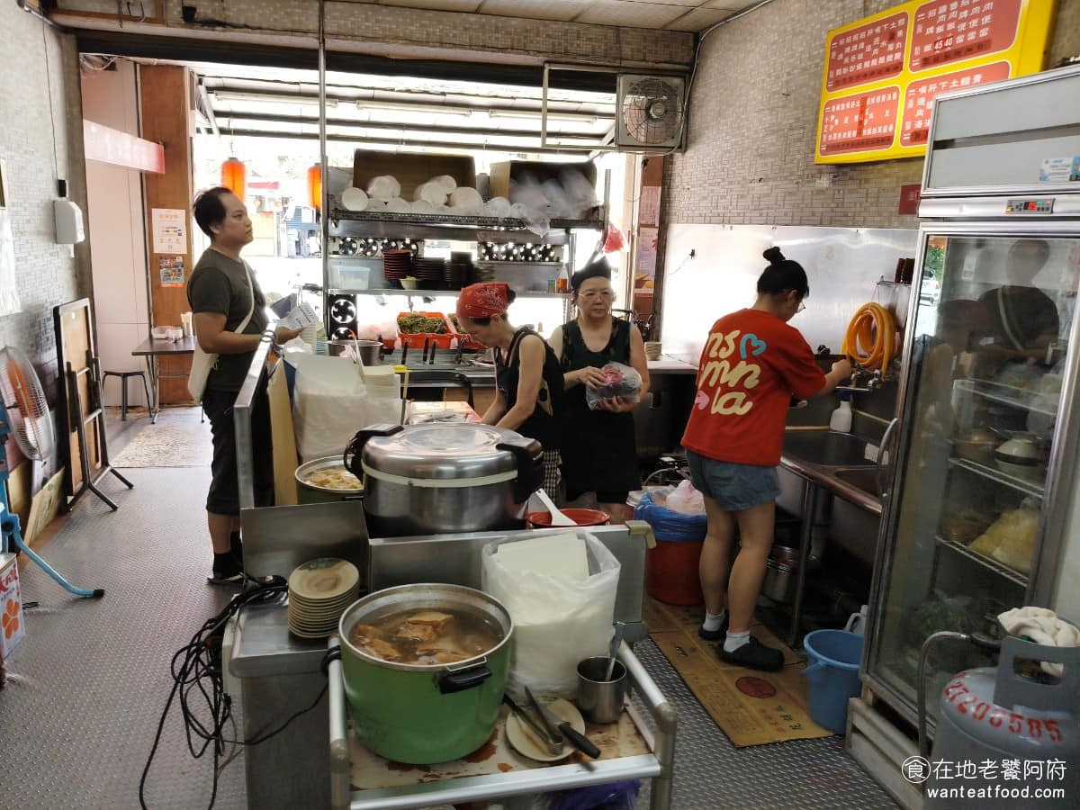 建弘雞肉飯松隆路 建弘雞肉飯松隆路菜單 建弘雞肉飯松隆路推薦 信義區美食 信義美食 市政府美食 《建弘雞肉飯》最大的特色，就是把滷肉飯跟雞肉飯，結合成招牌飯這道菜。因為單吃滷肉飯，容易覺得太油，而單吃雞肉飯，又容易覺得太乾柴，兩種放在一起吃，剛好互相補足，這也是這間店能開好幾間分店的原因。 @在地老饕阿府