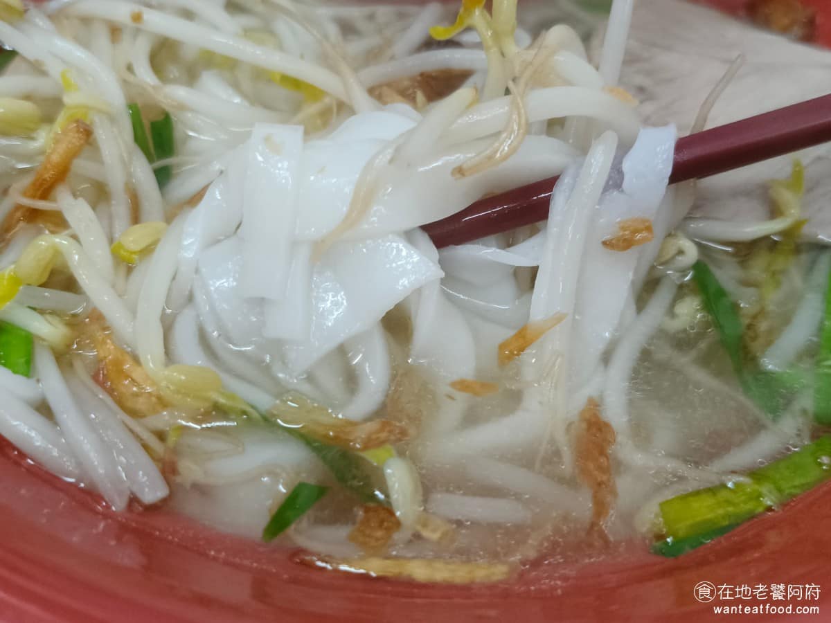 建弘雞肉飯松隆路 建弘雞肉飯松隆路菜單 建弘雞肉飯松隆路推薦 信義區美食 信義美食 市政府美食 這裡的板條和一般的板條不太一樣，寬度幾乎只有一半，這樣吃起來的口感反而更像麵條，因為煮得很軟，吃起來非常順口。這裡的湯麵不管點哪一種，其實都不錯吃。 @在地老饕阿府