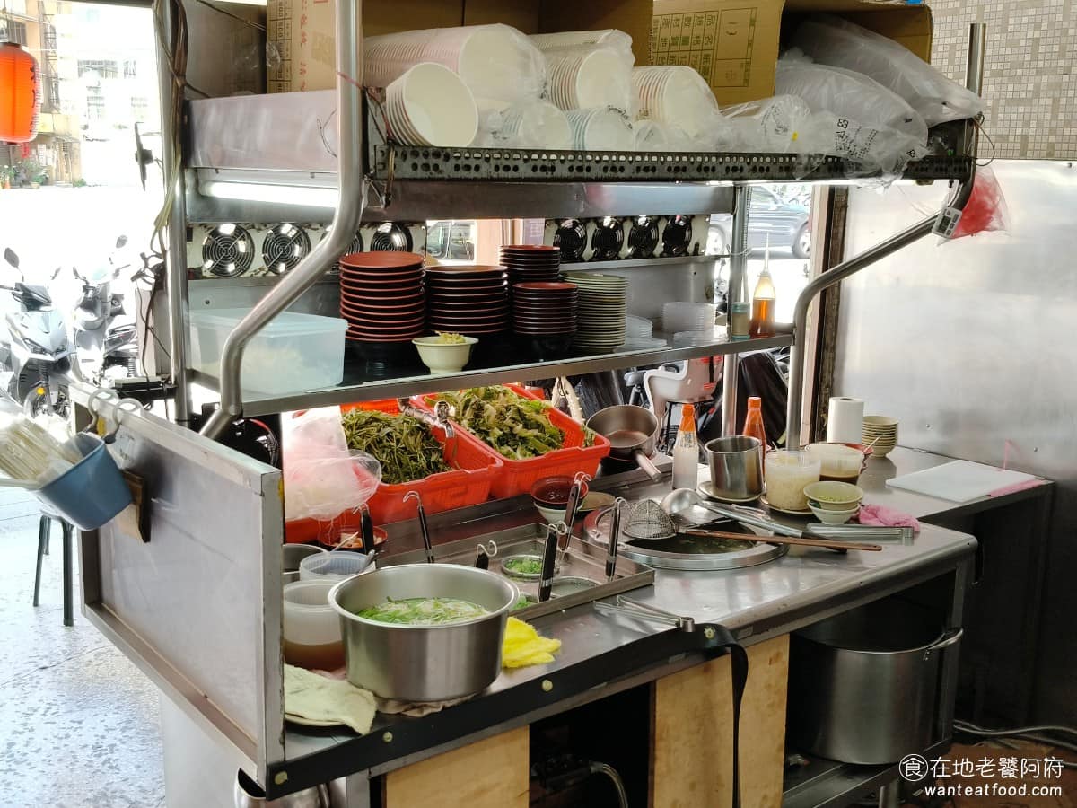 建弘雞肉飯松隆路 建弘雞肉飯松隆路菜單 建弘雞肉飯松隆路推薦 信義區美食 信義美食 市政府美食 店內環境走的是傳統台灣小吃攤的模式，把烹飪設備擺在店門口，廚房環境整潔的也都做得很好。 @在地老饕阿府