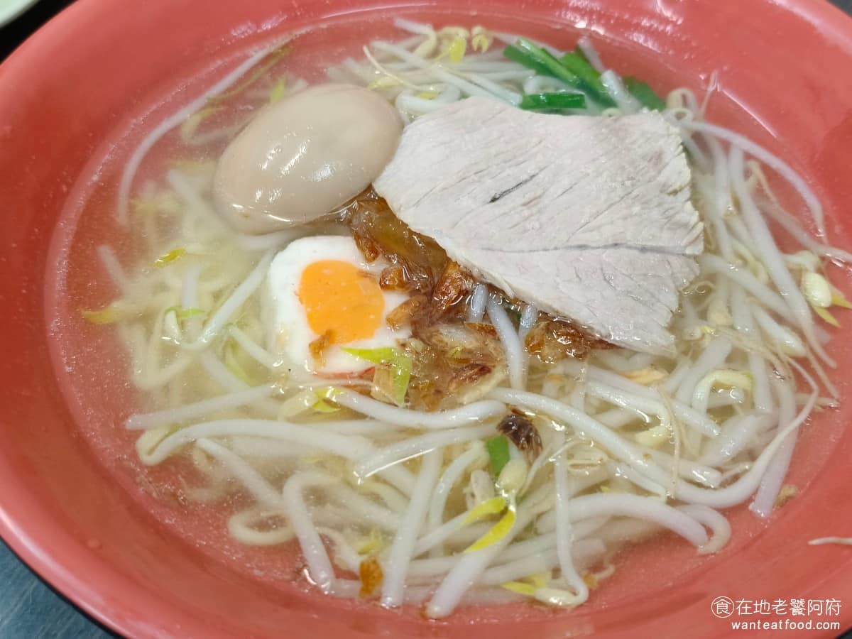 建弘雞肉飯松隆路 建弘雞肉飯松隆路菜單 建弘雞肉飯松隆路推薦 信義區美食 信義美食 市政府美食 招牌麵 雖然名稱叫做招牌麵，但其實就是一般常見的切仔麵，清爽的湯頭，搭配油蔥酥以及豆芽菜，裡面的麵用的是黃麵。 @在地老饕阿府
